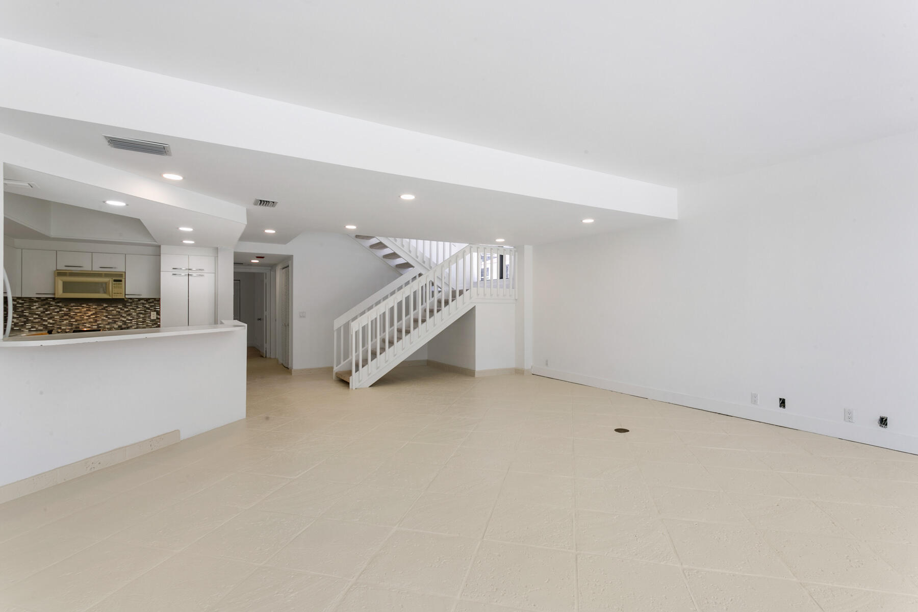 3980 North Ocean Drive, Unit OV1 Riviera Beach, FL 33404 - Photo 5 of 80 Living Room