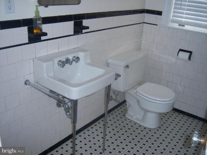 1543 North Glebe Road Arlington, VA 22207 - Photo 15 of 30 Bath #2