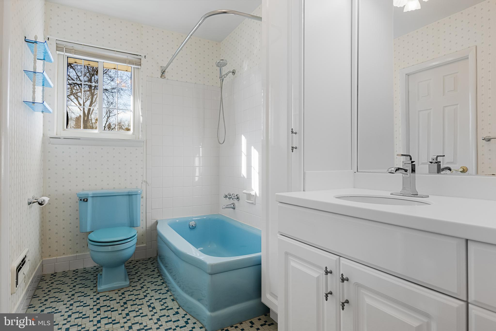 16 Hunter Drive Delran, NJ 08075 - Photo 17 of 29 a bathroom with a sink toilet and a bathtub