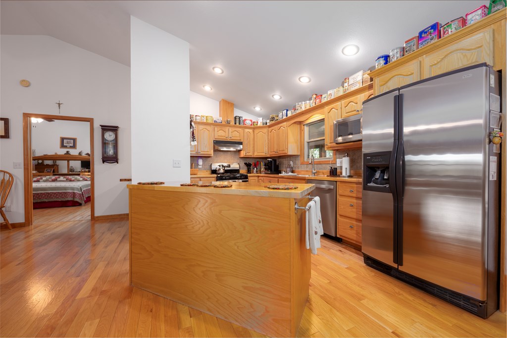 124 Cornerstone Murphy, NC 28906 - Photo 20 of 57 a living room with stainless steel appliances kitchen island granite countertop a refrigerator a stove a oven and a dining table with wooden floor