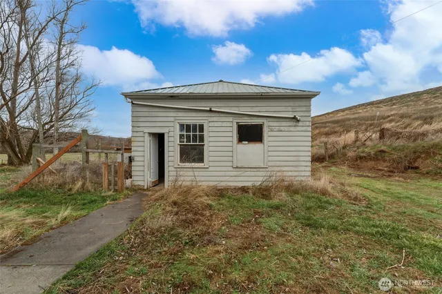 $359,000 | 244 East Camp Road, Waitsburg, WA 99361