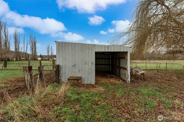 $359,000 | 244 East Camp Road, Waitsburg, WA 99361