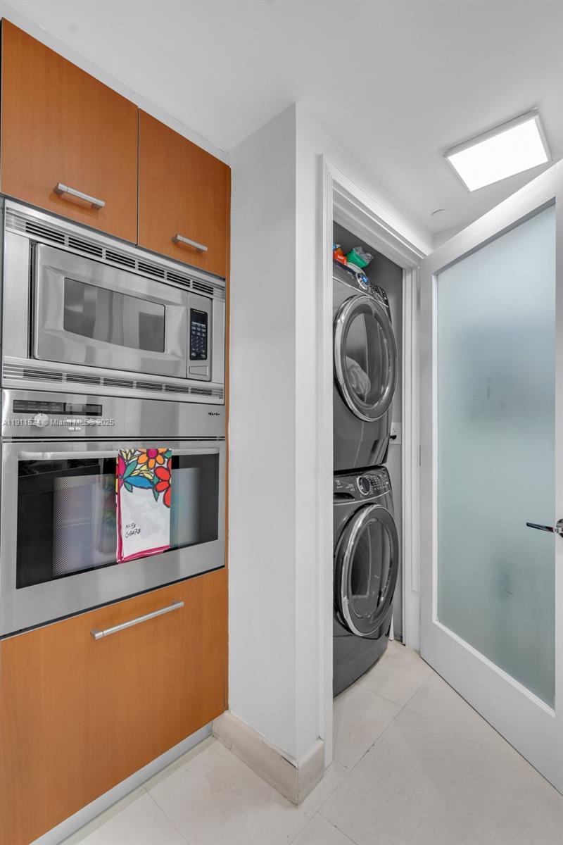 400 Alton Road, Unit 706 Miami Beach, FL 33139 - Photo 27 of 38 a utility room with dryer and washer