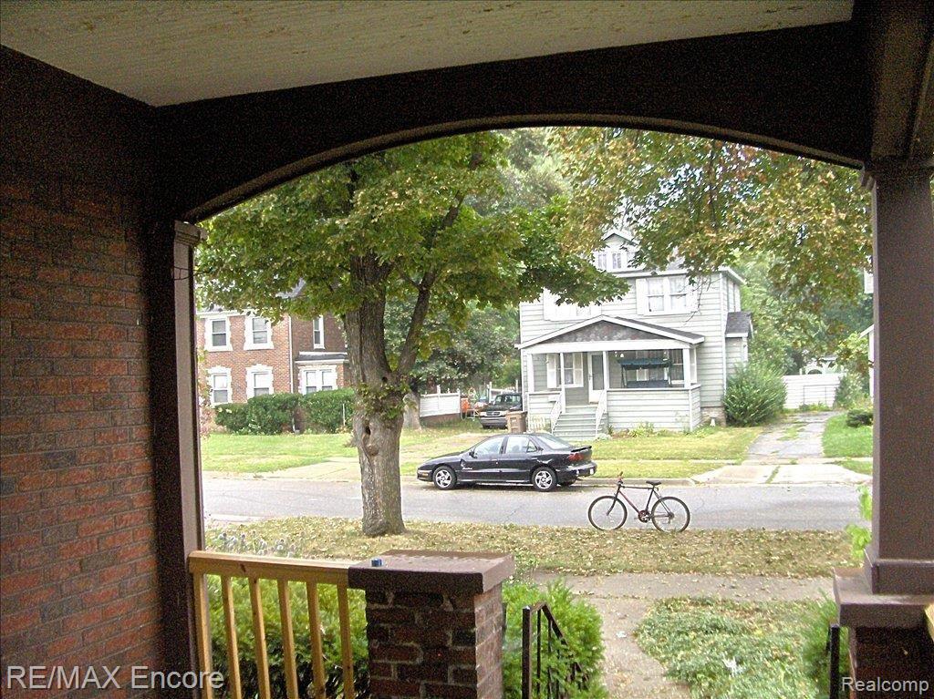 76 Chippewa Road Pontiac, MI 48341 - Photo 3 of 21 Porch v2