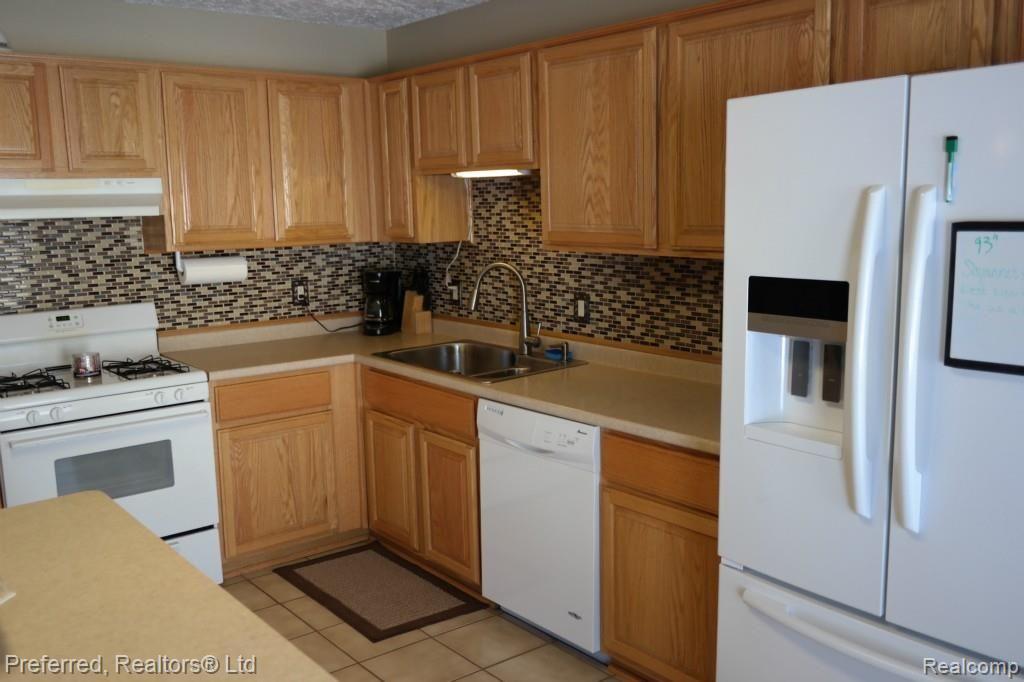 44064 Robson Road Belleville, MI 48111 - Photo 10 of 18 SAM_2257.jpg