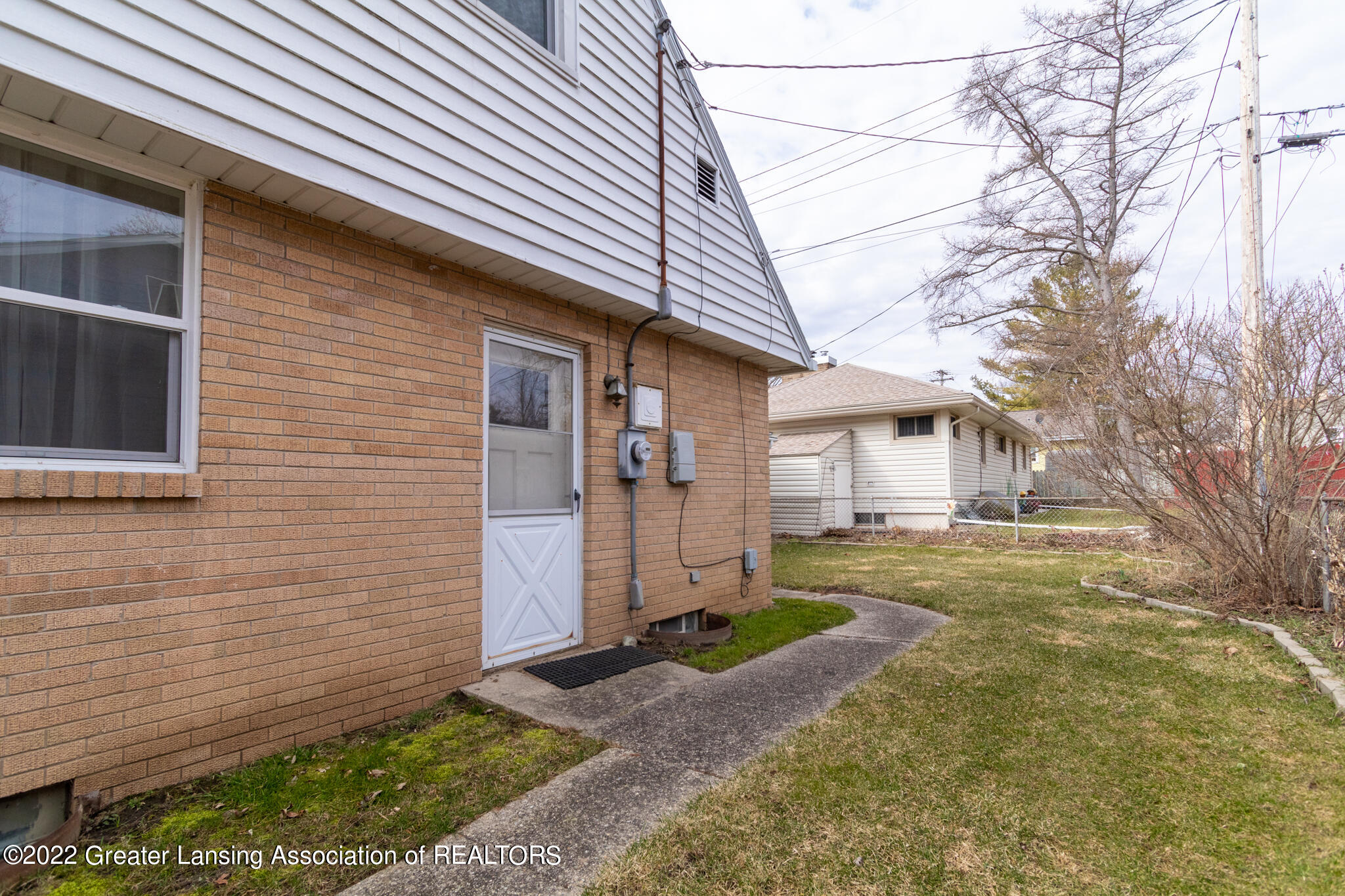 2712 Fairfax Road Lansing, MI 48910 - Photo 27 of 27 side yard