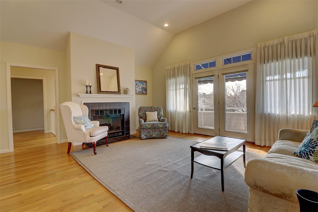 7 Oyster Point, Unit 7 Warren, RI 02885 - Photo 3 of 22 Sun-Filled Living Room with Gas Fireplace