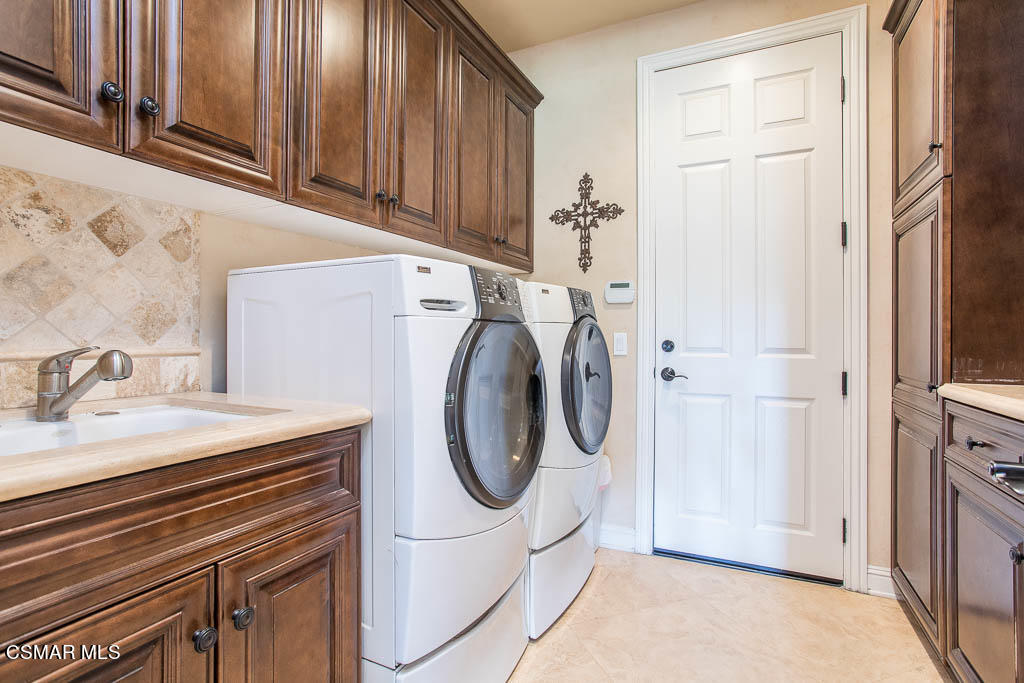 12406 Nelson Road Moorpark, CA 93021 - Photo 25 of 74 a utility room with dryer and washer