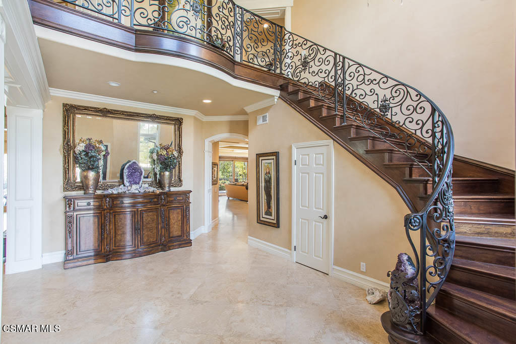 12406 Nelson Road Moorpark, CA 93021 - Photo 4 of 74 a view of a hallway with living room