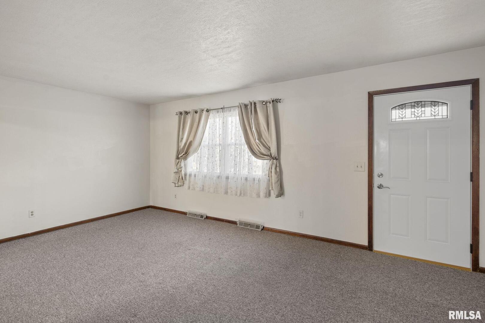 827 9th Street Colona, IL 61241 - Photo 4 of 39 Gallery Image 4