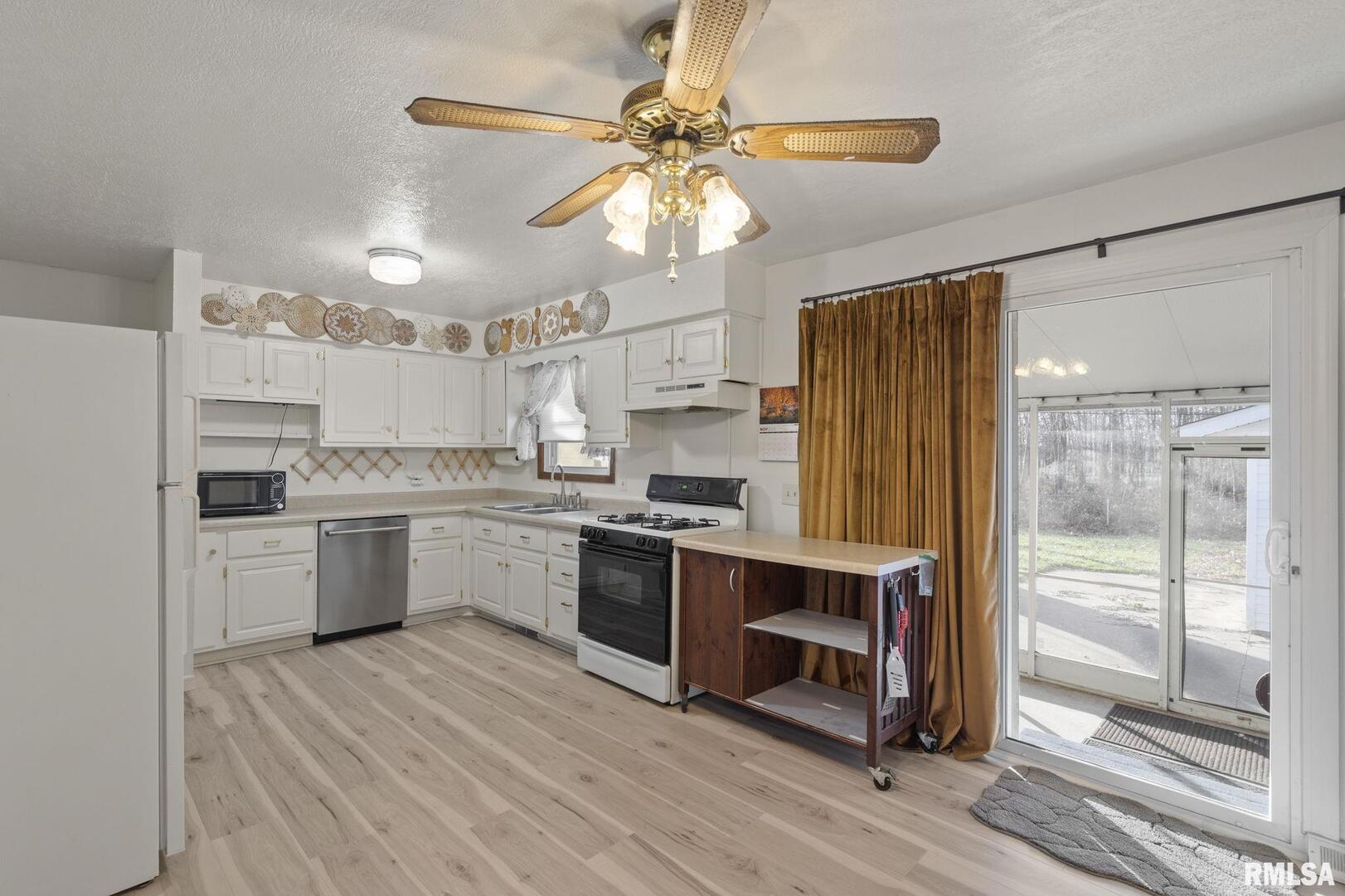 827 9th Street Colona, IL 61241 - Photo 7 of 39 Gallery Image 7
