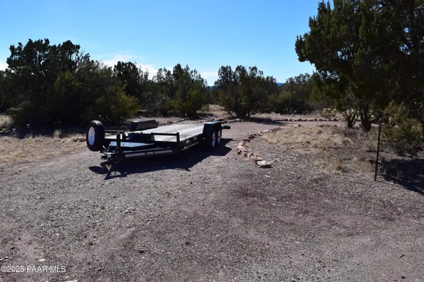 a view of a bench in the middle of a yard