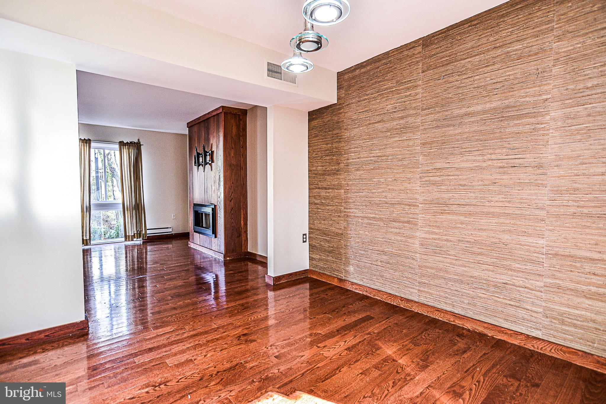 2430 Cloudcroft Square Reston, VA 20191 - Photo 10 of 27 Spacious dining area w/accent wall