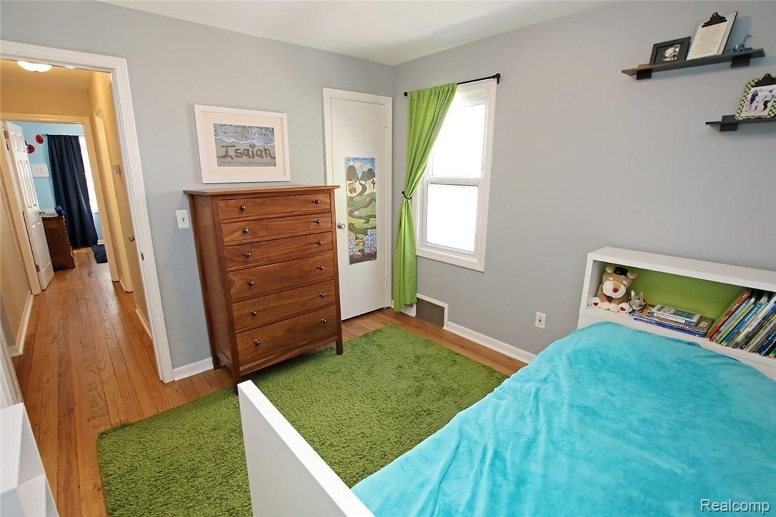2702 Columbia Road Berkley, MI 48072 - Photo 17 of 50 17) Bedroom 1.jpg
