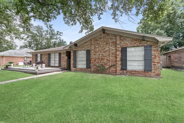 a view of a yard in front of house