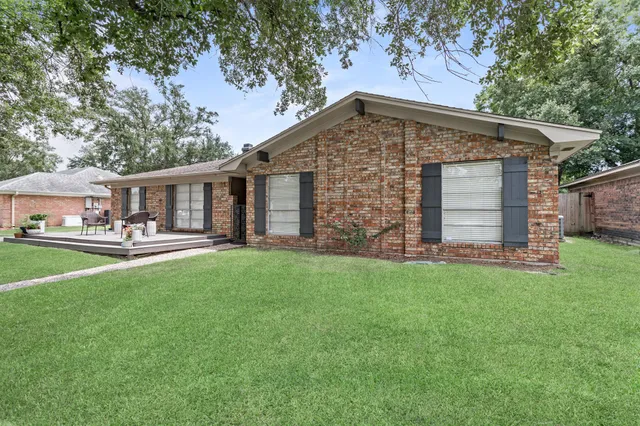 a view of a yard in front of house