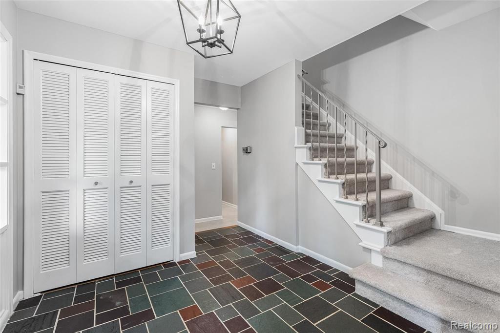2504 New England Drive Rochester Hills, MI 48309 - Photo 25 of 47