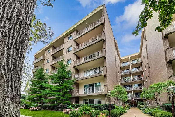 $435,000 | 411 Ashland Avenue, Unit 6D, River Forest, IL 60305