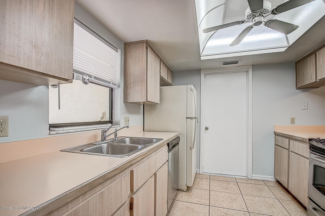 192 Cinnamon Bay Lane Melbourne, FL 32901 - Photo 11 of 34 a kitchen with a sink appliances and cabinets