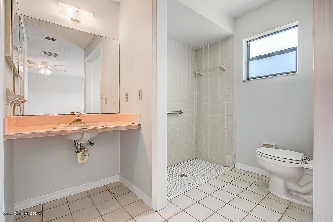 192 Cinnamon Bay Lane Melbourne, FL 32901 - Photo 18 of 34 a bathroom with a sink toilet and shower