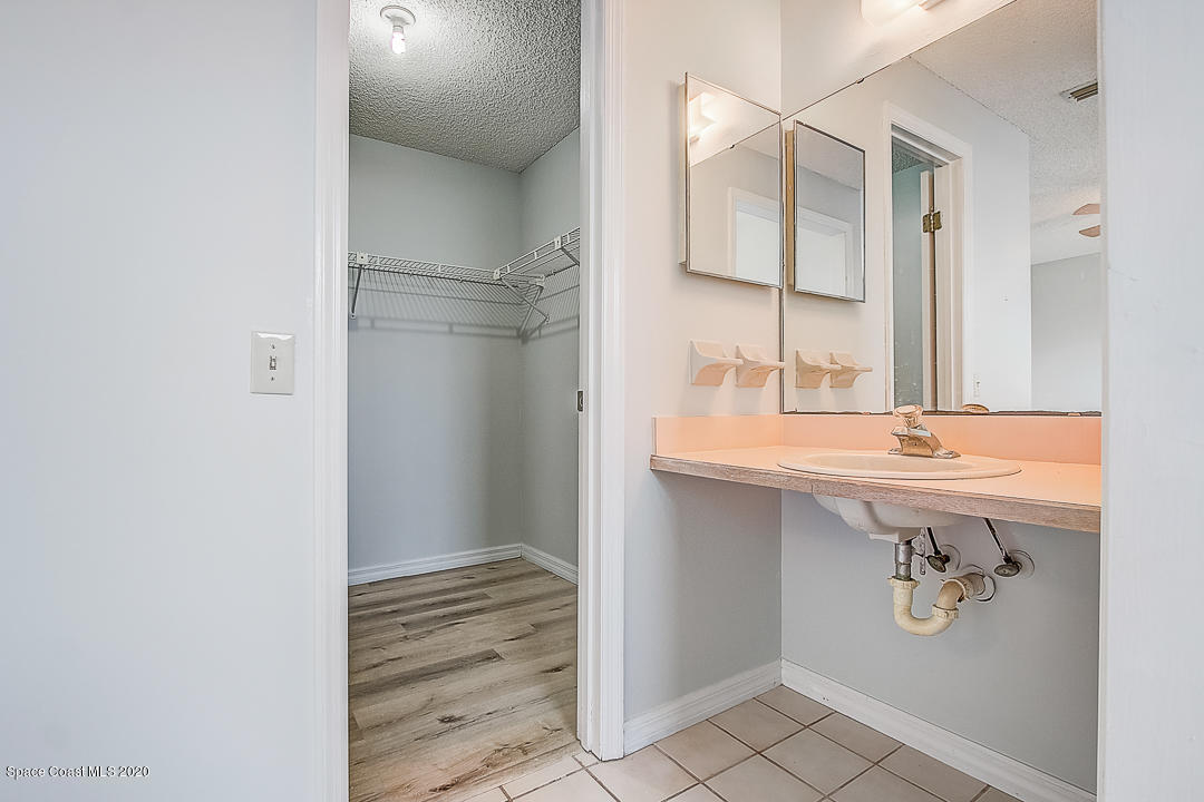 192 Cinnamon Bay Lane Melbourne, FL 32901 - Photo 19 of 34 a bathroom with a sink and mirror