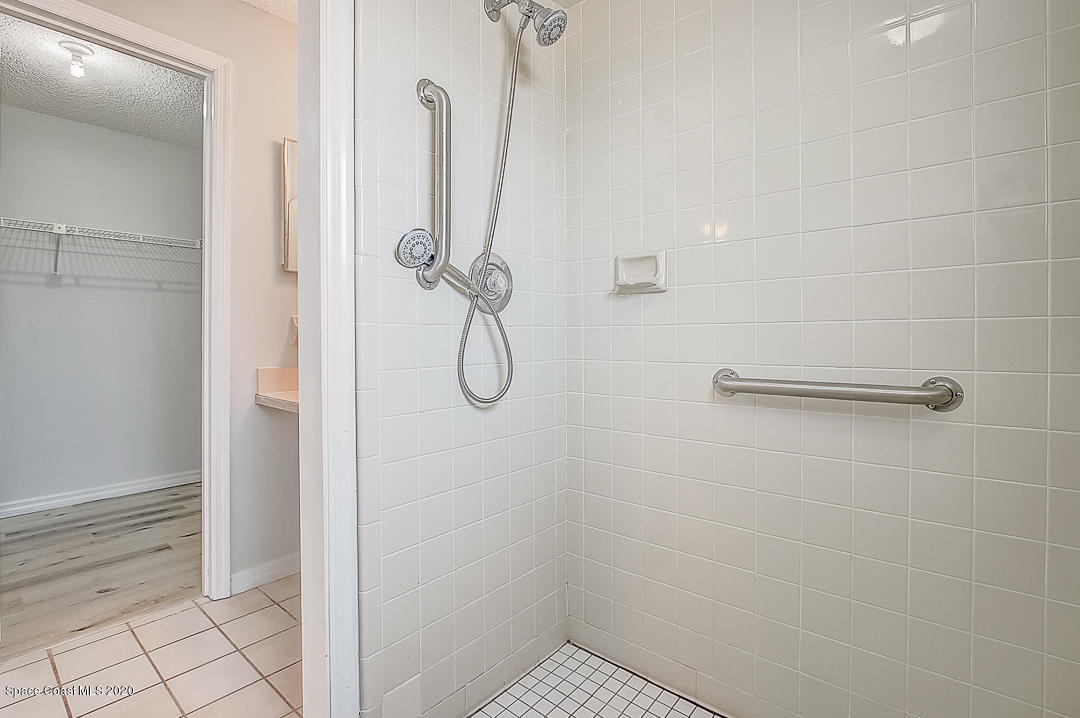 192 Cinnamon Bay Lane Melbourne, FL 32901 - Photo 21 of 34 a bathroom with a shower