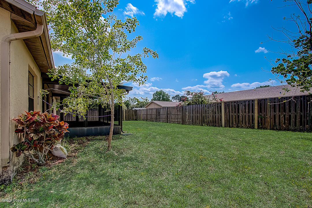 192 Cinnamon Bay Lane Melbourne, FL 32901 - Photo 34 of 34 a garden with wooden fence