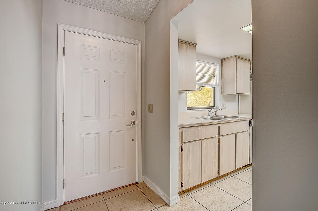 192 Cinnamon Bay Lane Melbourne, FL 32901 - Photo 6 of 34 a bathroom with a sink and a mirror
