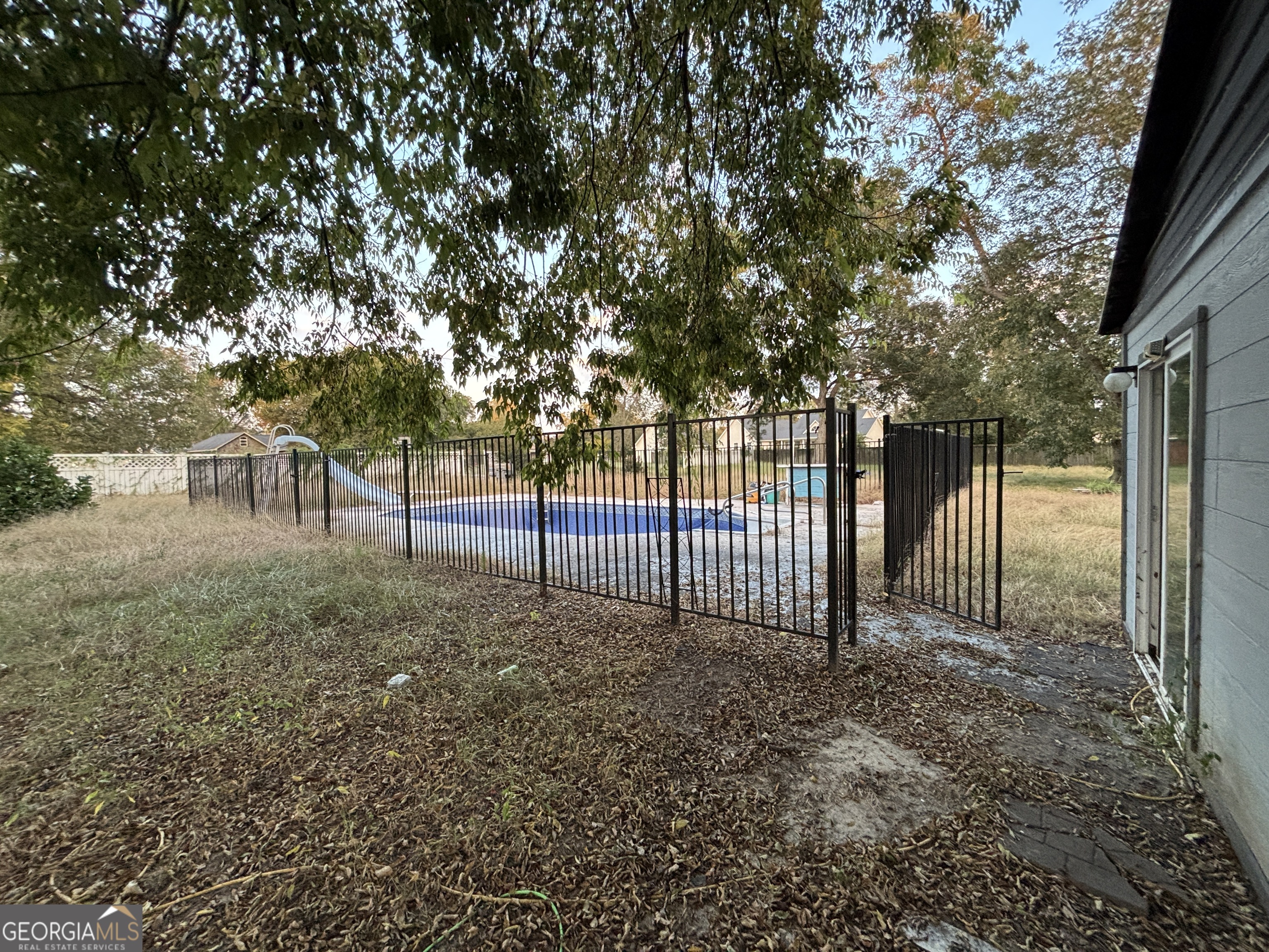 140 Racetrack Drive Cochran, GA 31014 - Photo 13 of 33 a view of a backyard with large trees
