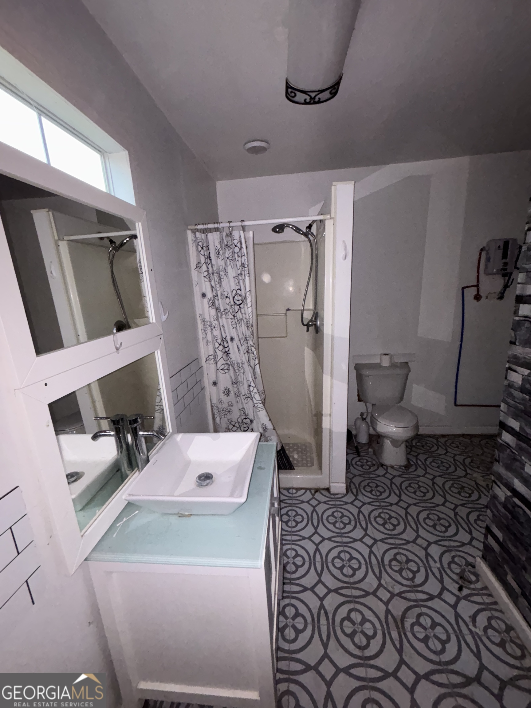 140 Racetrack Drive Cochran, GA 31014 - Photo 16 of 33 a bathroom with a sink toilet and shower