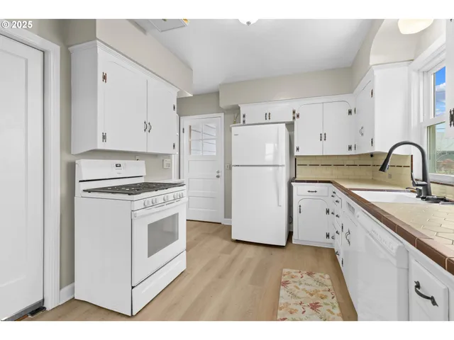 $670,000 | 4703 North Willamette Boulevard, Portland, OR 97203