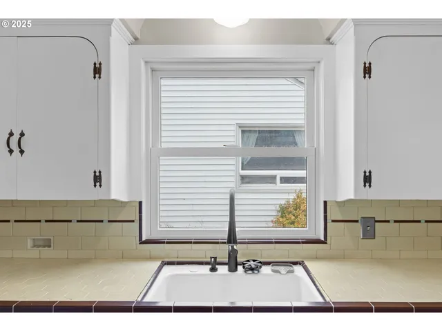 $670,000 | 4703 North Willamette Boulevard, Portland, OR 97203