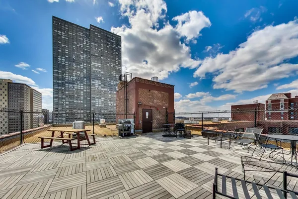 $159,000 | 700 West Bittersweet Place, Unit 210, Chicago, IL 60613
