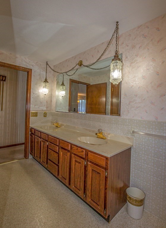 255 Basil Road Chicopee, MA 01020 - Photo 18 of 36 Gallery Image 18