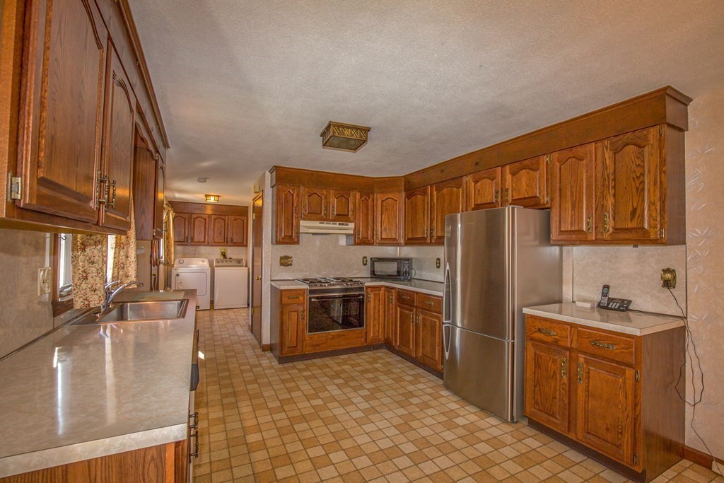 255 Basil Road Chicopee, MA 01020 - Photo 3 of 36 Gallery Image 3