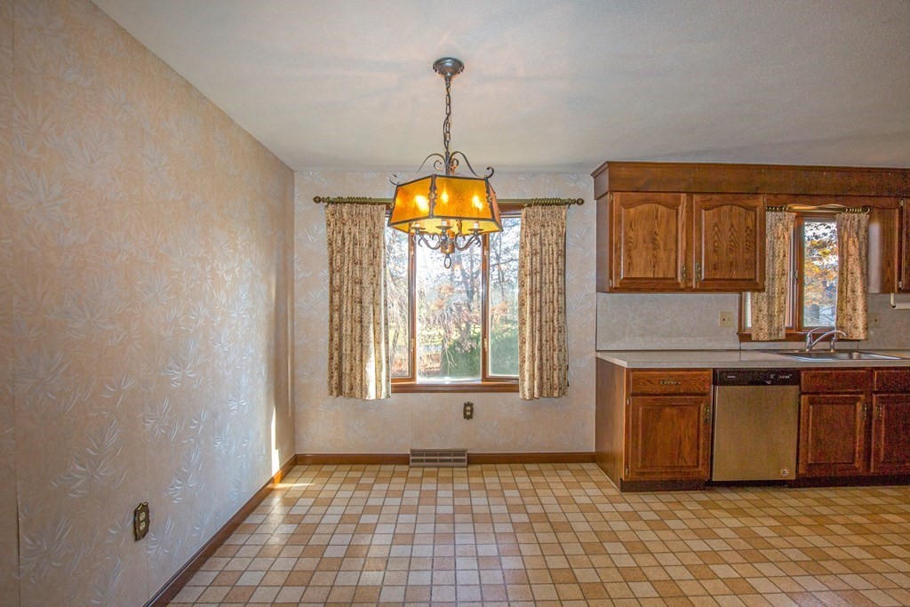 255 Basil Road Chicopee, MA 01020 - Photo 5 of 36 Gallery Image 5