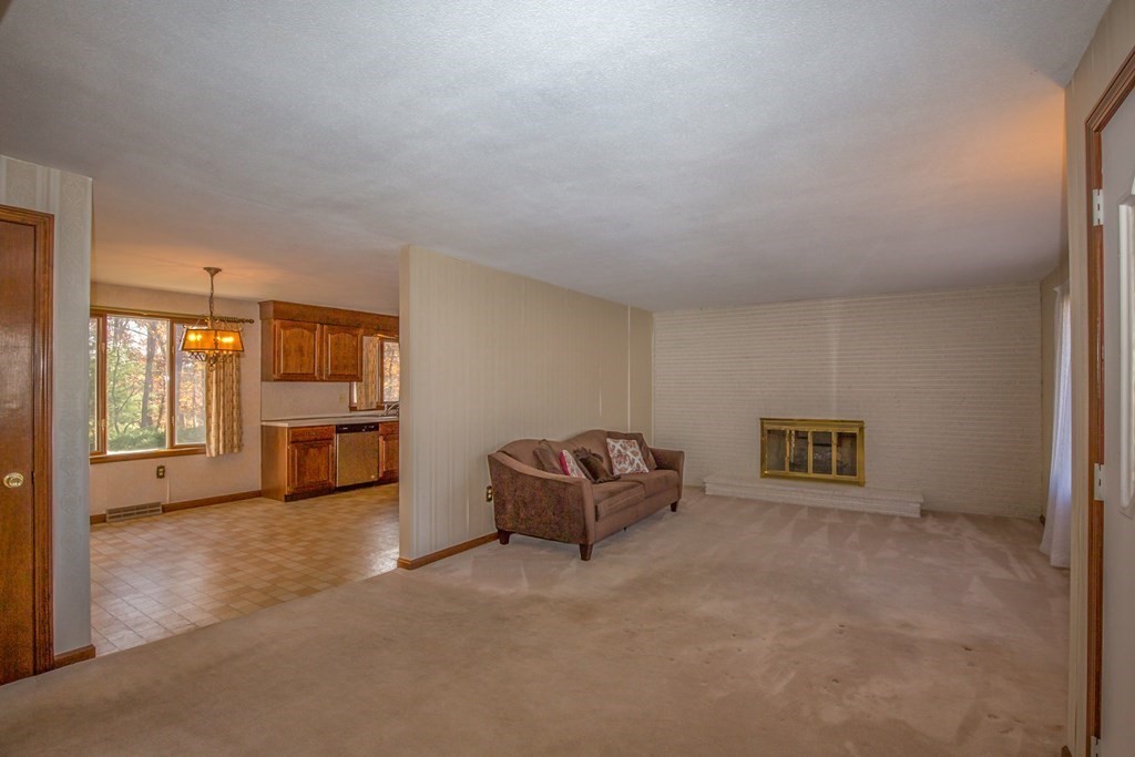 255 Basil Road Chicopee, MA 01020 - Photo 7 of 36 Gallery Image 7