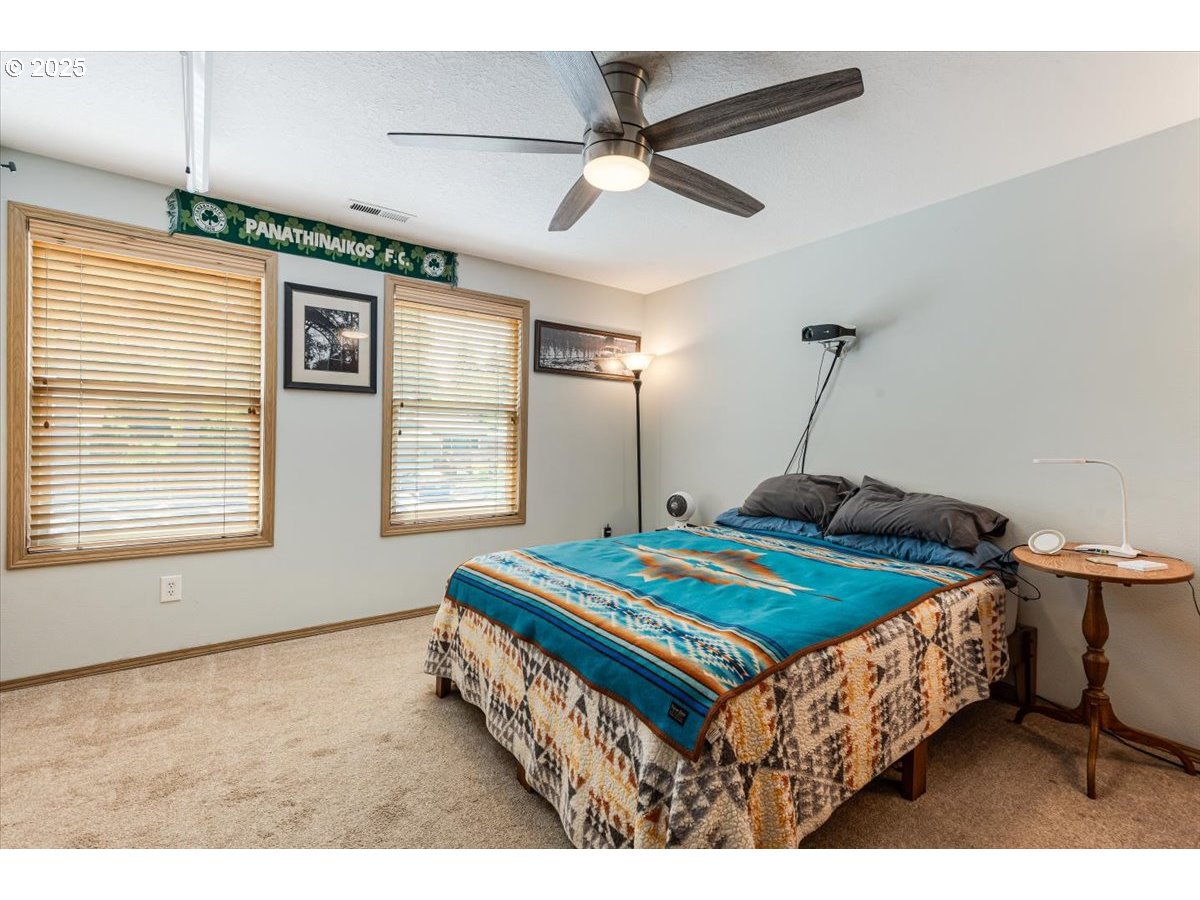 3977 Southeast Salquist Road Gresham, OR 97080 - Photo 14 of 33 a room with a bed and a window