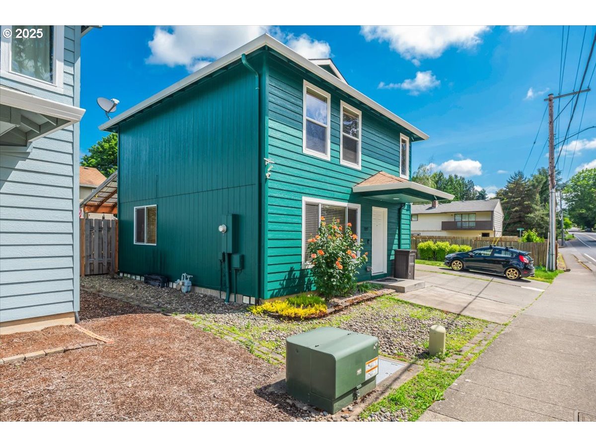 3977 Southeast Salquist Road Gresham, OR 97080 - Photo 2 of 33 a front view of a house with garden