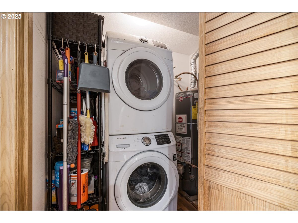 3977 Southeast Salquist Road Gresham, OR 97080 - Photo 31 of 33 a utility room with dryer and washer