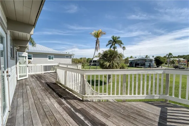 $725,000 | 405 Riverside Drive, Everglades City, FL 34139