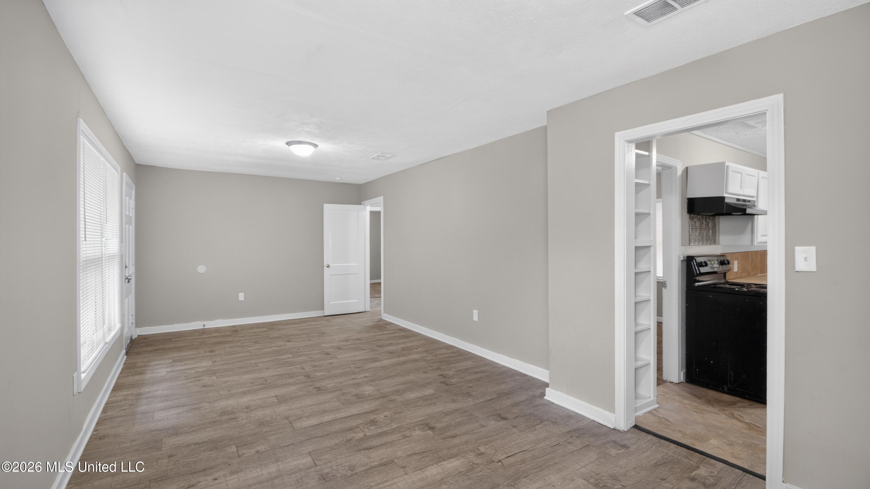 609 Launcelot Road Jackson, MS 39206 - Photo 9 of 30 12_609_Launcelot_Rd-Living_room-0397