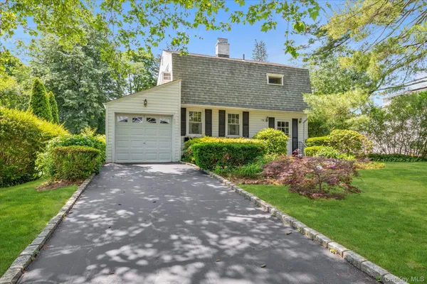 $895,000 | 148 Princeton Street, Roslyn Heights, NY 11577