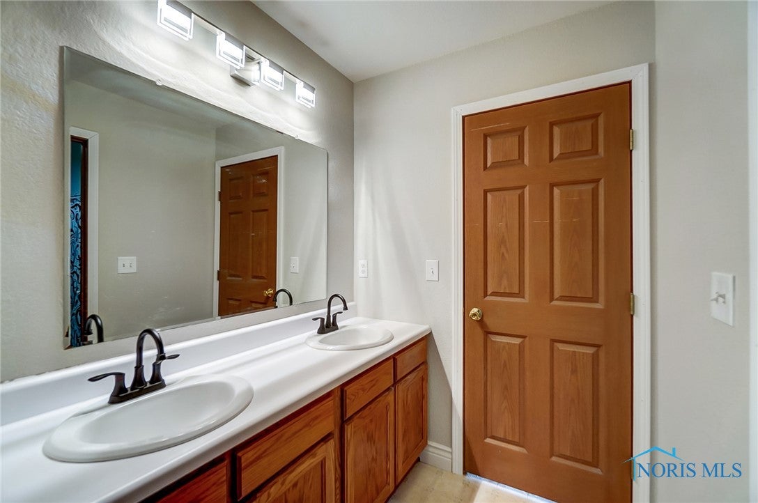 300 Rudolph Road North Baltimore, OH 45872 - Photo 23 of 49 Upstairs full bath -- Jack & Jill bath
