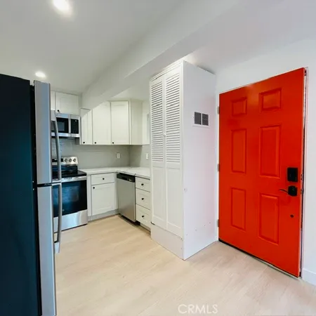 $2,200 | 4152 North Business Street, Unit 5, Long Beach, CA 90807