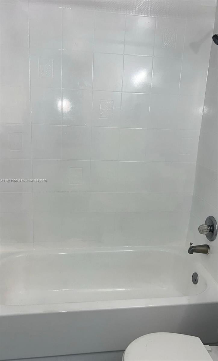 575 West 69th Street, Unit 208 Hialeah, FL 33014 - Photo 8 of 10 a bathroom with a bathtub