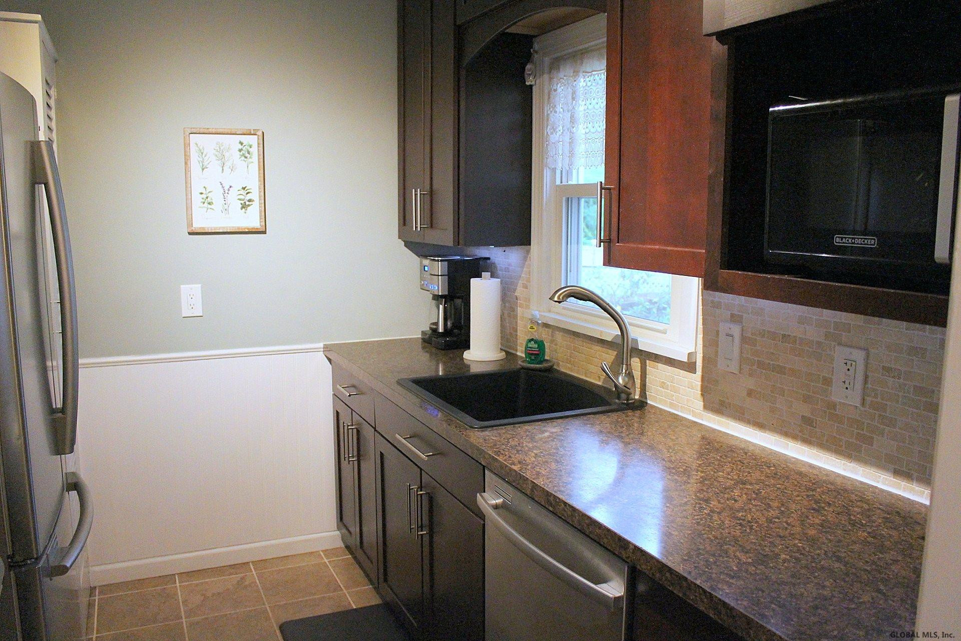 11 Wellington Road Bethlehem, NY 12054 - Photo 6 of 30 Photo 6