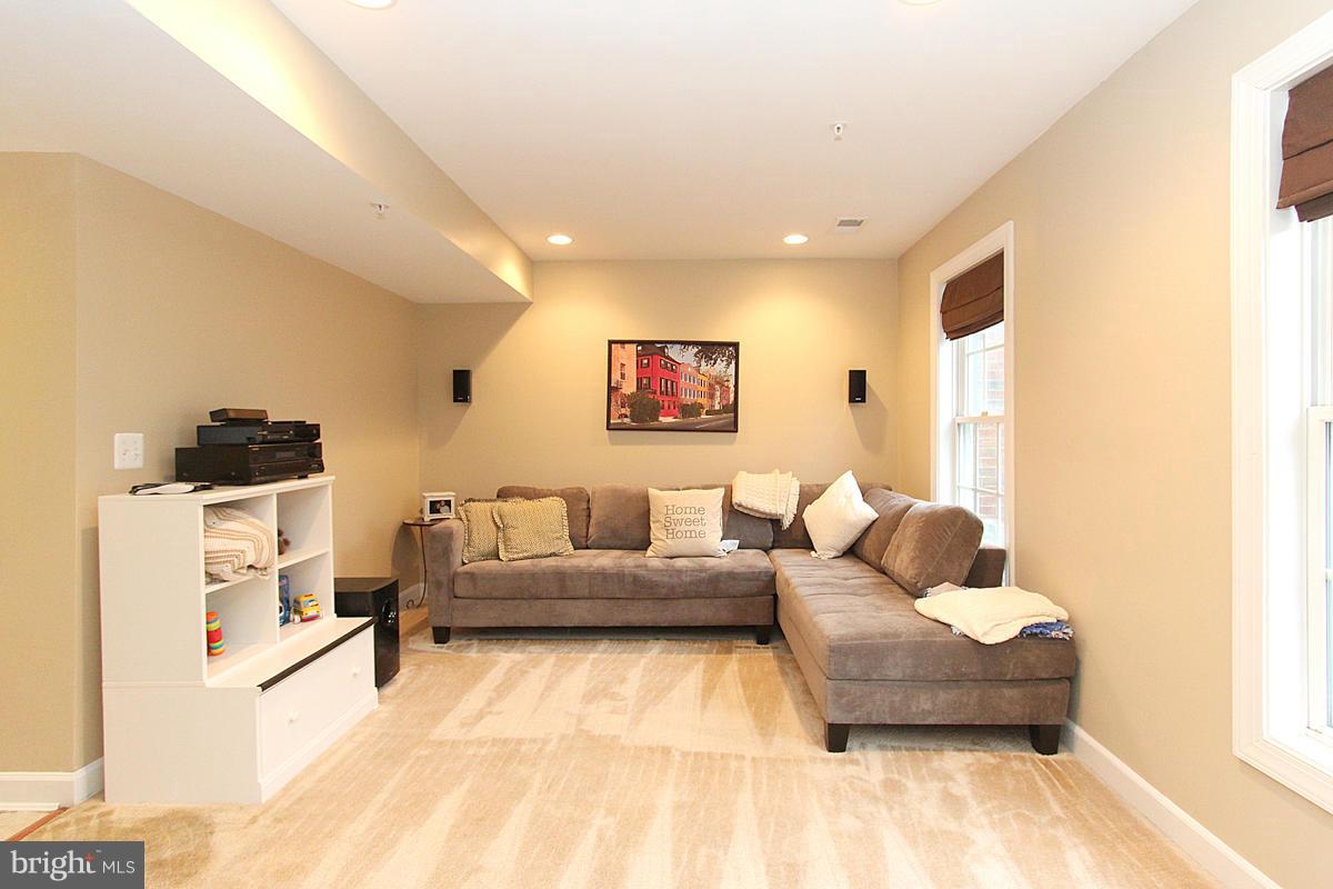 802 West Glebe Road Alexandria, VA 22305 - Photo 3 of 22 Family Room