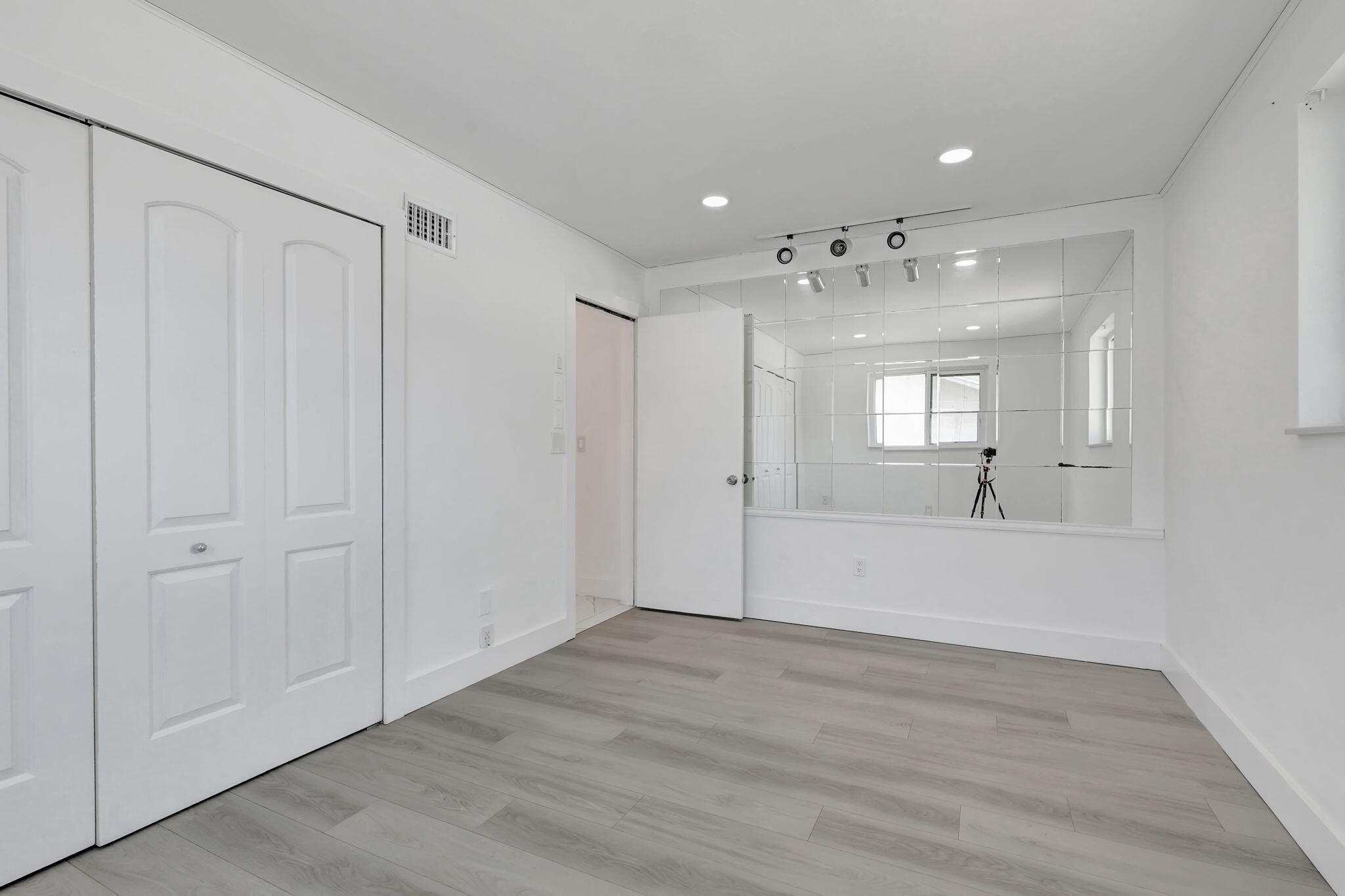 334 Southwest 13th Avenue Boynton Beach, FL 33435 - Photo 20 of 41 a view of an empty room and window