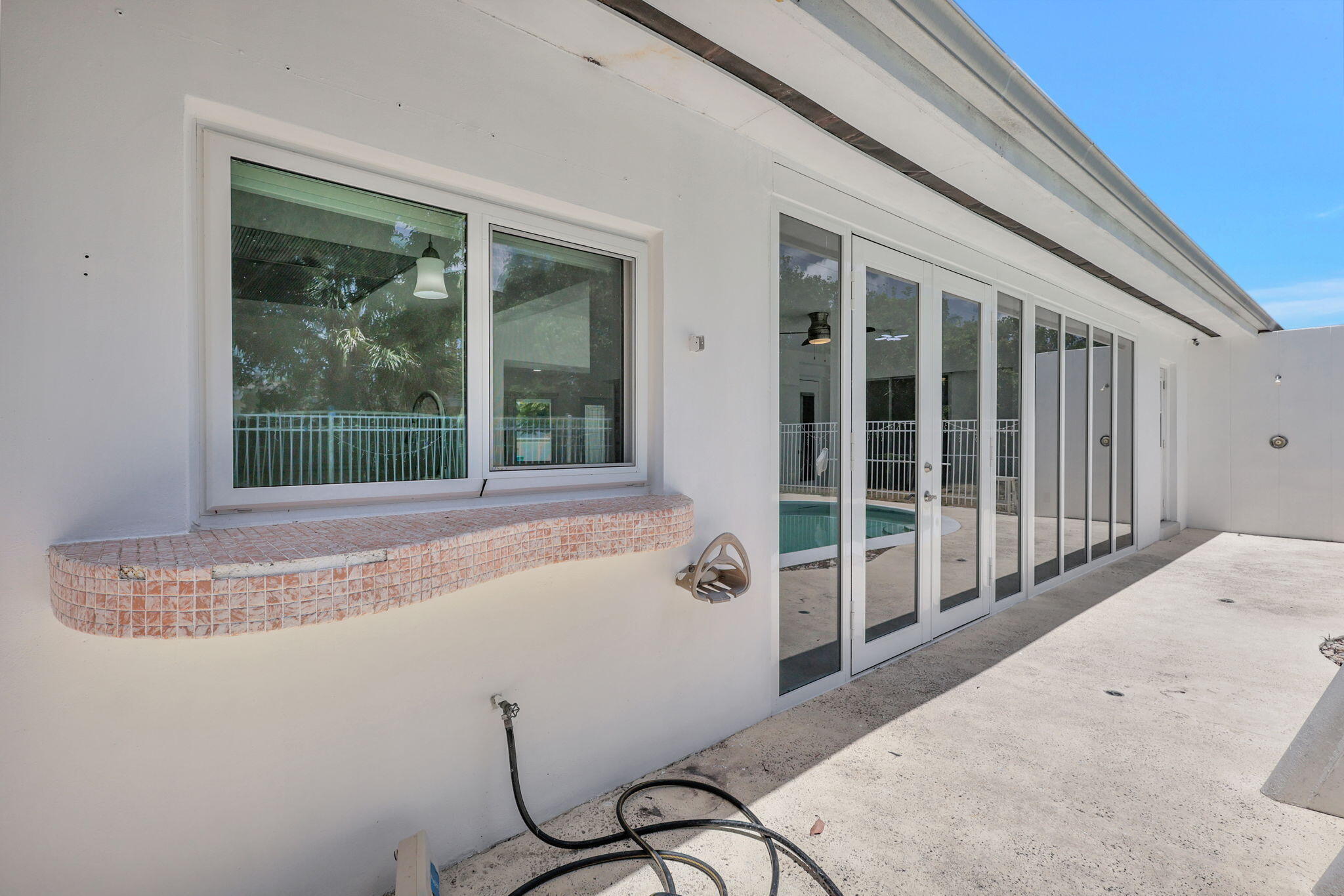 334 Southwest 13th Avenue Boynton Beach, FL 33435 - Photo 33 of 41 a balcony with table and chairs